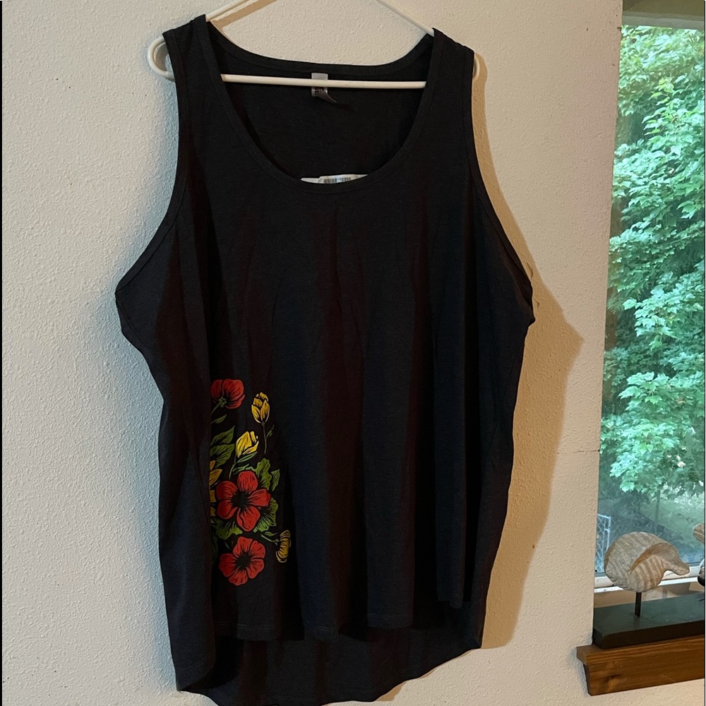 Black tank top with a flower bouquet